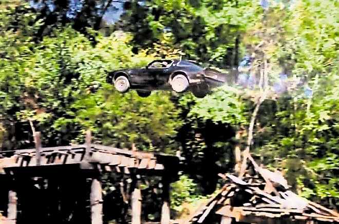Med vratolomnim kadrom, skokom čez porušen most, je za volanom avtomobila namesto glavnega igralca Burta Reynoldsa sedel...