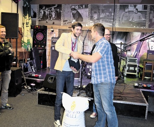 Zmagovalec tekmovanja domačih pivovarjev Miha Primožič in Iztok Fajdiga, ki mu je predal nagrado, 25 kilogramov ječmenovega...