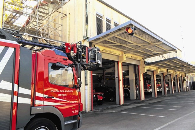 Vozni park krških poklicnih gasilcev obsega petnajst vozil, dva čolna in prikolico, zato nujno potrebujejo dodatne garaže.