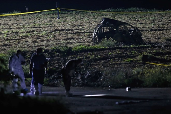 Preiskovalci so tudi ponoči iskali sledi, ki bi pojasnile eksplozijo avtomobila, v katerem je umrla Daphne Caruana Galizia