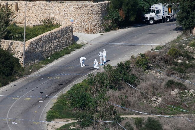 Forenziki na delu dva dni po eksploziji avtomobila preiskovalne novinarke Daphne Caruana Galizia.