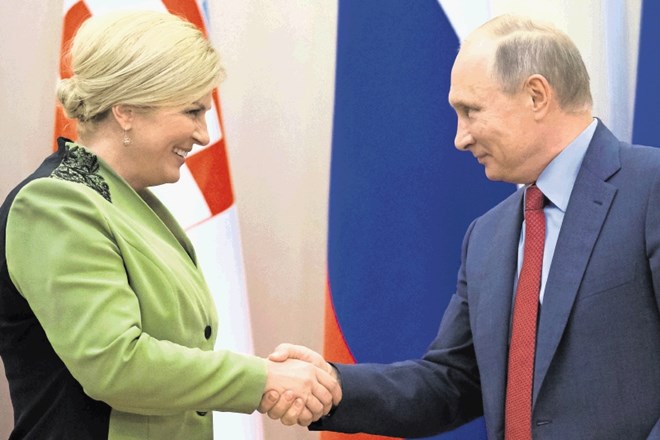 Nasmeha in stisk rok hrvaške predsednice Grabar-Kitarovićeve in ruskega predsednika Putina v Sočiju