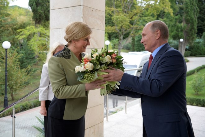 Ruski predsednik Vladimir Putin na srečanju s hrvaško predsednico Kolindo Grabar-Kitarović v mestu Soči v Rusiji.