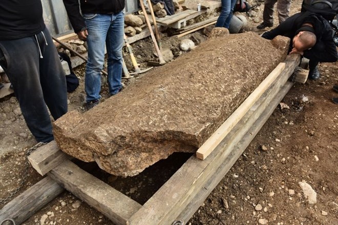 Arheologi na Gosposvetski cesti odprli poznoantični sarkofag 