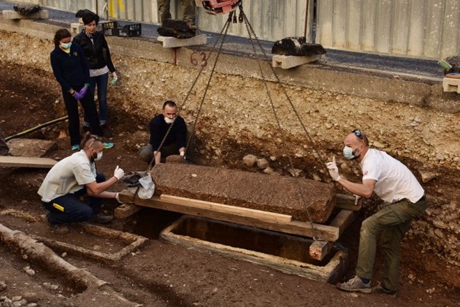 Arheologi na Gosposvetski cesti odprli poznoantični sarkofag 