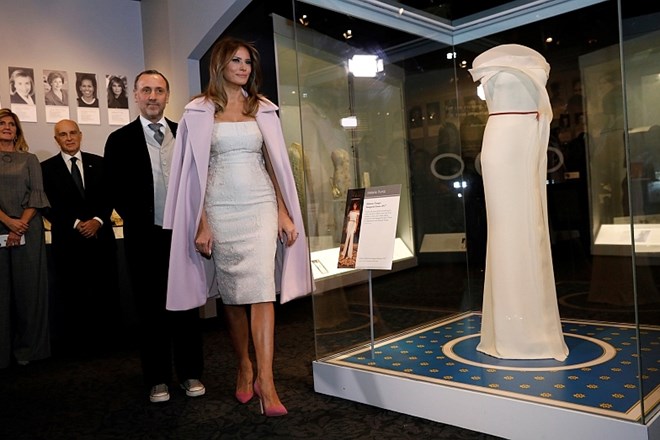 Bela obleka Melanie Trump, v kateri je zablestela na inavguraciji, v zgodovino