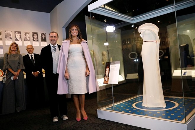 Bela obleka Melanie Trump, v kateri je zablestela na inavguraciji, v zgodovino