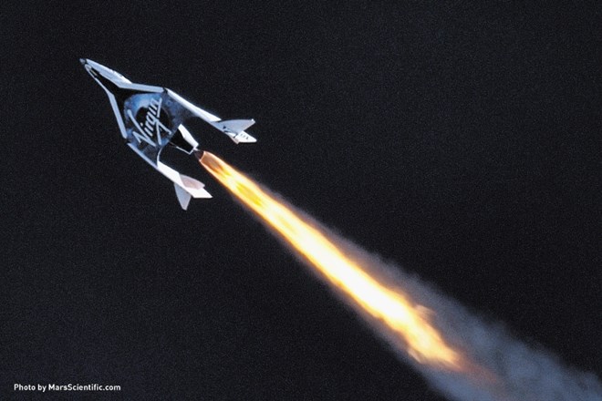Vesoljsko plovilo SpaceShipTwo ima prostora za dva pilota in šest potnikov.