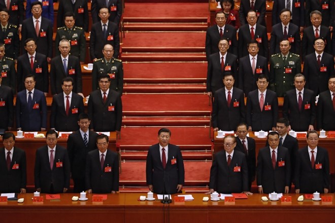 Kitajski voditelj Xi Jinping (na sredini) ob slovesnosti.