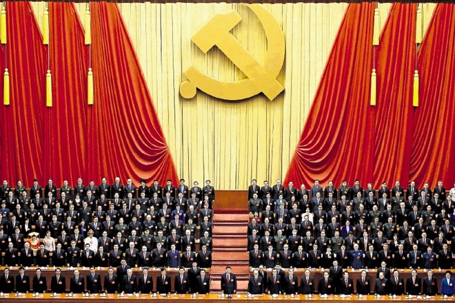 Kitajski predsednik Xi (v sredini spredaj) in številni delegati stojijo med igranjem himne ob koncu kongresa komunistične...
