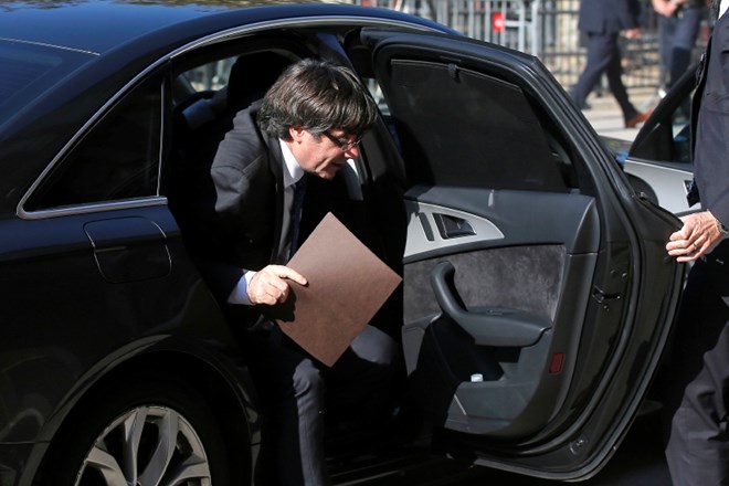 Katalonski predsednik Carles Puigdemont ob prihodu v katalonski parlament v Barceloni.