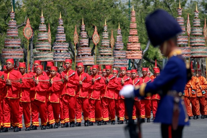 Kraljeva straža med prenosom žare nekdanjega kralja iz krematorija do kraljeve palače v Bangkoku.