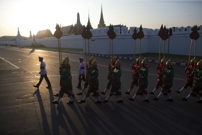 Tajski kraljevi uradniki pred današnji procesijo.