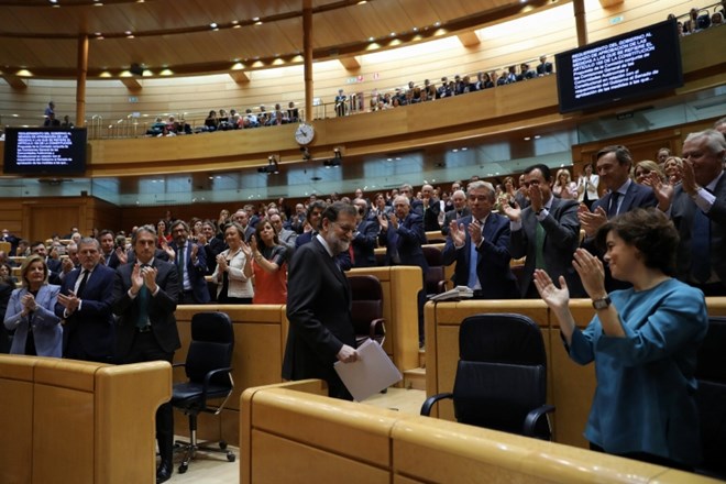 Poslanci Ljudske stranke ploskajo Rajoyu med njegovim govorom v madridskem senatu.
