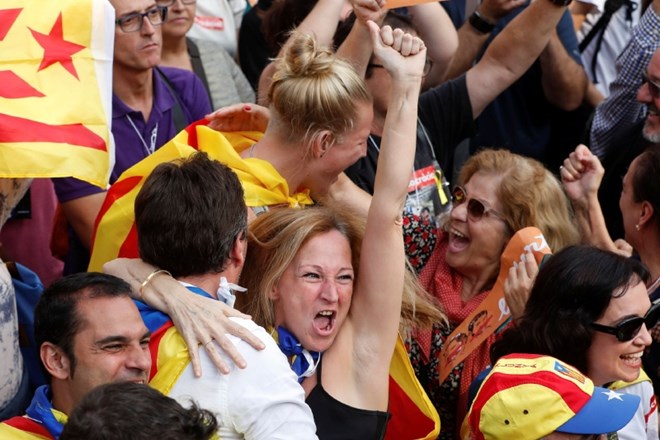 Podporniki ob spremljanju seje, na kateri so poslanci razglasili neodvisnost Katalonije.