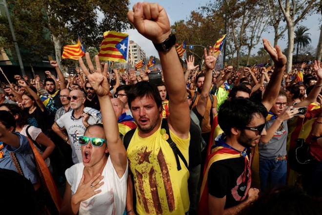 Množica pred katalonskim parlamentom prepeva katalonsko himno in praznuje razglasitev neodvisnosti.