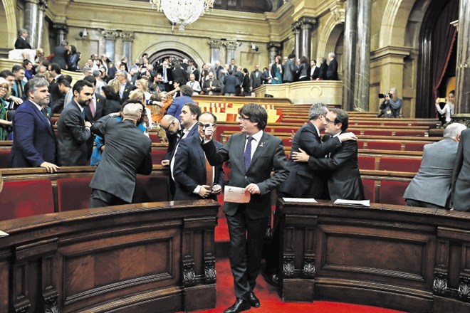 Katalonski predsednik Carles Puigdemont (v ospredju) in drugi poslanci katalonskega parlamenta v trenutku, ko so bili...