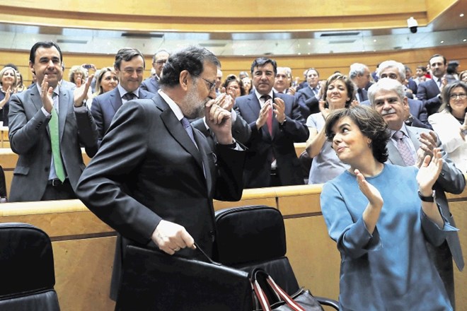 Španski premier Rajoy je po govoru v senatu dobil aplavz,  za nasmehi poslancev pa se je skrivala zaskrbljenost zaradi...