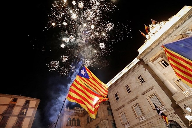 Puigdemont Katalonce poziva k mirnemu uporu; Madrid: Njegova neodgovornost nima meja