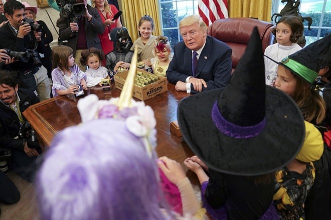 Trump v Ovalni pisarni gostil otroke novinarjev: Vzemite sladkarije, saj nimate težav s težo