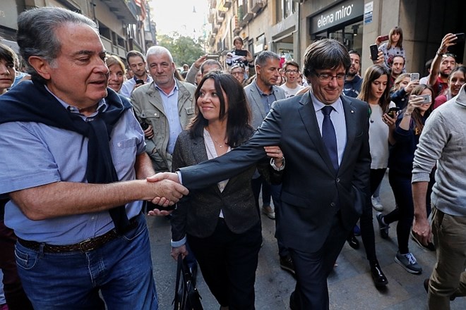 Puigdemont Katalonce poziva k mirnemu uporu; Madrid: Njegova neodgovornost nima meja