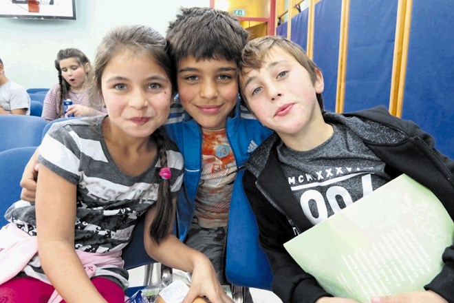 Četrtošolca Petra Stojanovič (levo) in Loreno Brajdič (desno) ter šestošolec Eksimir Brajdič pravijo, da jim je v šoli...