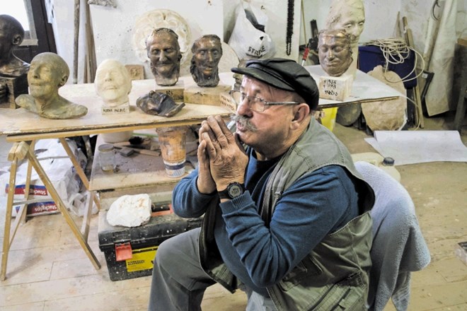 Kipar Viktor Gojkovič v svojem ateljeju na Ptuju: Posmrtne maske so zelo zanimive, saj pokojnega človeka nekako razgrnejo –...