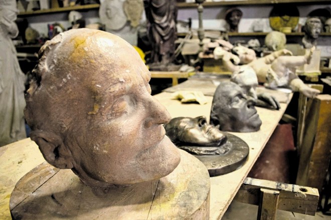 Kipar Viktor Gojkovič je doslej izdelal že skoraj 200 posmrtnih mask, nekaj si jih lahko od jutri do božiča ogledate v...