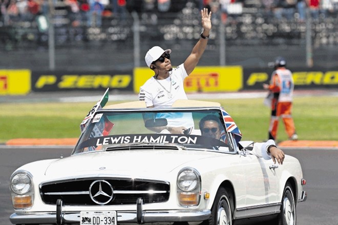 Pred veliko nagrado ZDA je Lewis Hamilton najhitrejšemu atletu Usainu Boltu pokazal, kako se zavrti mercedes AMG GTR, avto,...