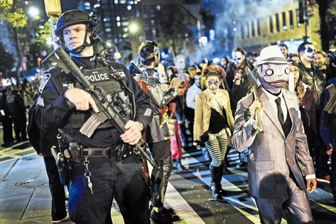 Newyorčani se ob torkovem terorističnem napadu niso odpovedali svoji vselej surrealistični paradi mask v tako imenovani noči...