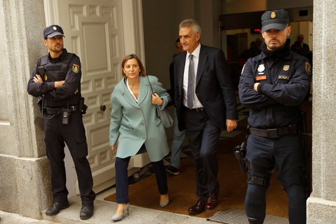 Nekdanja predsednica katalonskega parlamenta Carme Forcadell danes ob izhodu iz španskega vrhovnega sodišča.
