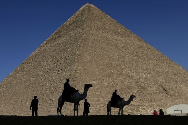 V sredini Keopsove piramide odkrili »praznino« velikosti potniškega letala