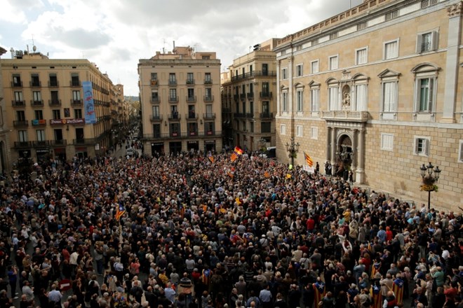 Množica podpornikov Katalonije danes v Barceloni.