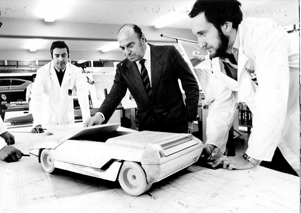Giuseppe Bertone v elementu, pri ustvarjanju podobe  avtomobila