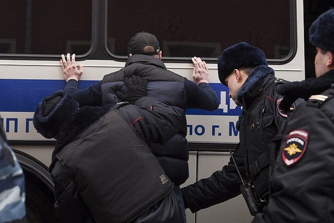 Na protestih proti Putinu policija prijela 263 oseb