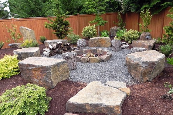 Popestrite vrt z neobičajnimi oblikovnimi elementi -  kamenjem in skalovjem   