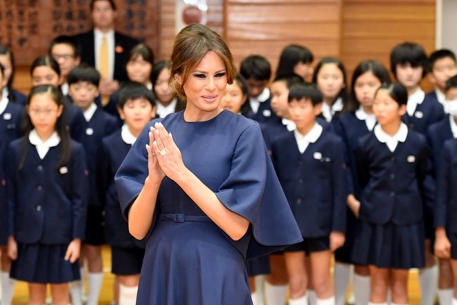Melania Trump japonskim šolarjem delila »petke«, preizkusila pa se je tudi v kaligrafiji