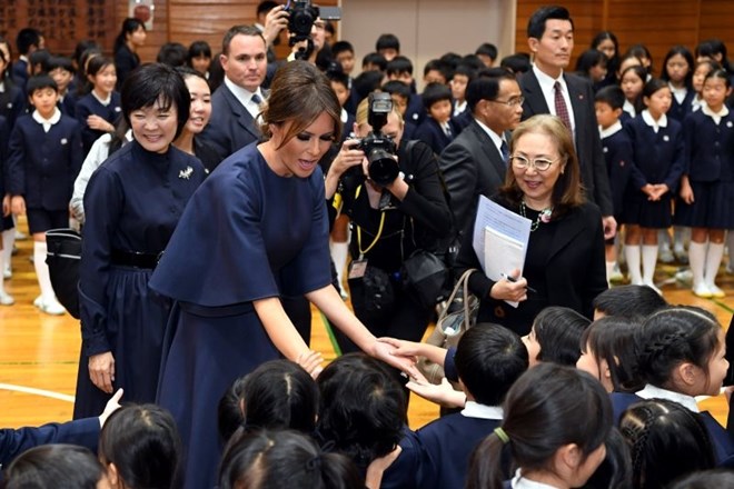 Melania Trump japonskim šolarjem delila »petke«, preizkusila pa se je tudi v kaligrafiji