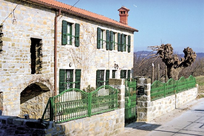 Hiše na Primorskem (Padna) bogati kamen, obnova pa je nekoliko zahtevnejša.