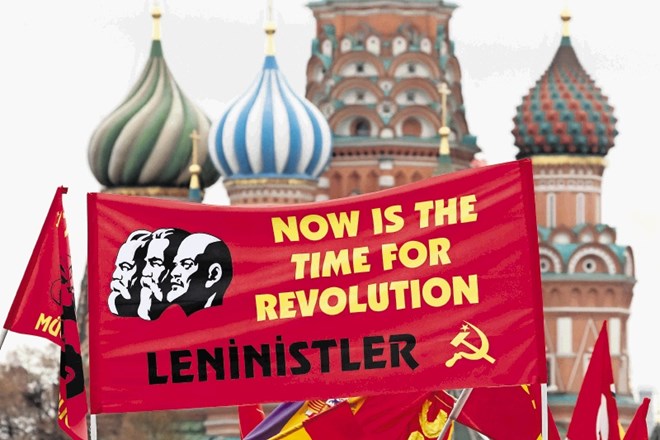 Podporniki ruske komunistične stranke na Rdečem trgu proslavljajo stoto obletnico oktobrske revolucije in pozivajo, naj ji...
