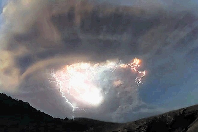 V naravoslovni oddaji o Patagoniji so dramatično podobo bliskanja strel med temnimi oblaki ustvarili iz posnetkov dveh...
