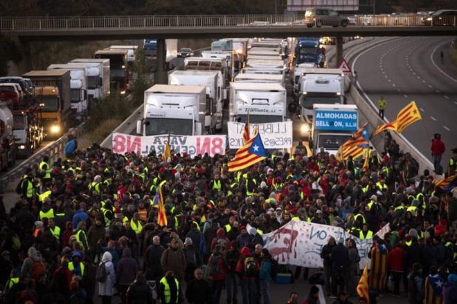 Splošna stavka v Kataloniji, Španija razveljavila izjavo o neodvisnosti
