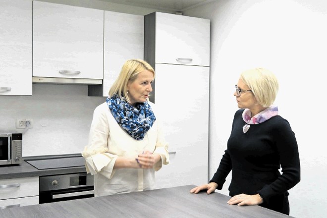 »Zanimanje za kuharske delavnice je izjemno,« je ministrici Anji Kopač Mrak (desno) dejala direktorica Ljudske univerze...