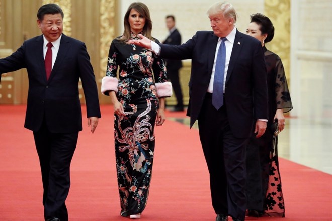 Donald in Melanija Trump ob prihodu na večerjo s kitajskim predsednikom Xi Jinpingom in njegovo ženo Peng Liyuan.