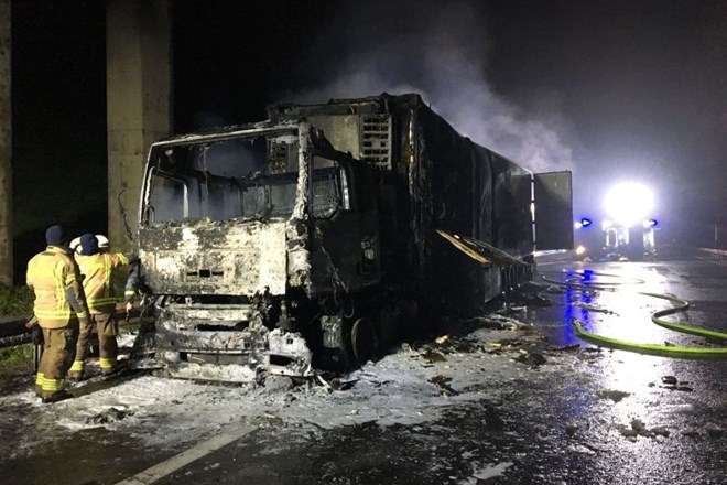 Gasilci so se (spet) morali peš prebijati do kraja nesreče na avtocesti – pogorel je romunski tovornjak