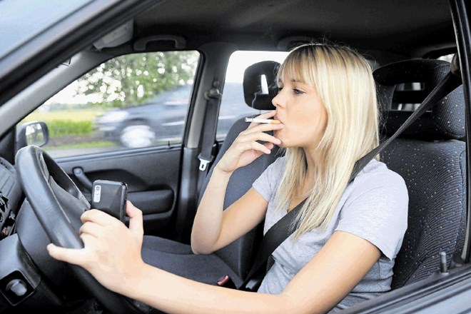 Kajenje v avtu je lahko nevarno z več različnih vidikov, prepovedano pa je, če so v vozilu mladoletniki.