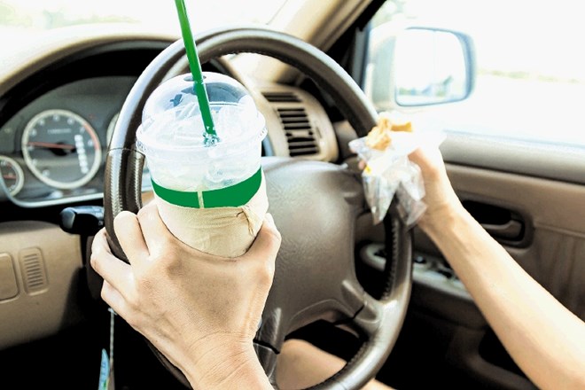 Tudi uživanje hrane in pijače med vožnjo je lahko zelo nevarno.