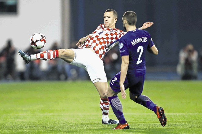 Ivan Perišić (z žogo, desno je grški branilec Ioannis Maniatis) je dosegel enega od štirih zadetkov za Hrvaško na tekmi proti...