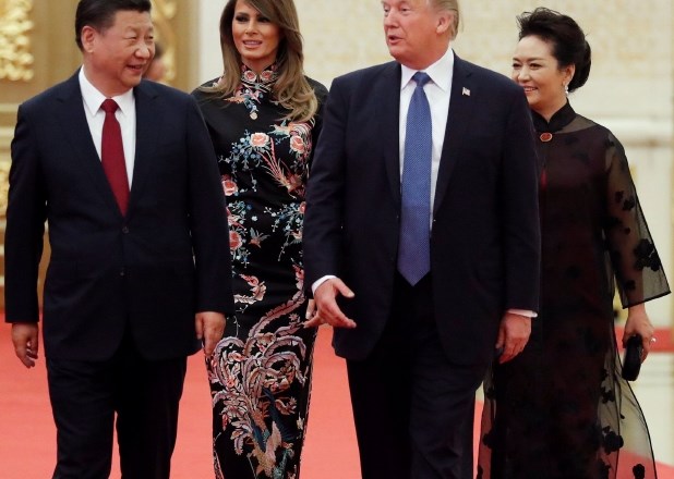 Xi Jinping s sporogo Peng Liyuan, Donald Trump in prva dama Melania Trump.