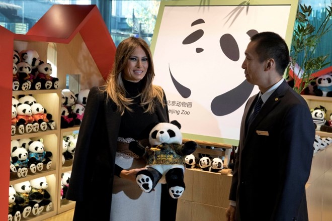 Melania Trump se je spoznala s pando pekinškega živalskega vrta Gu Gu.